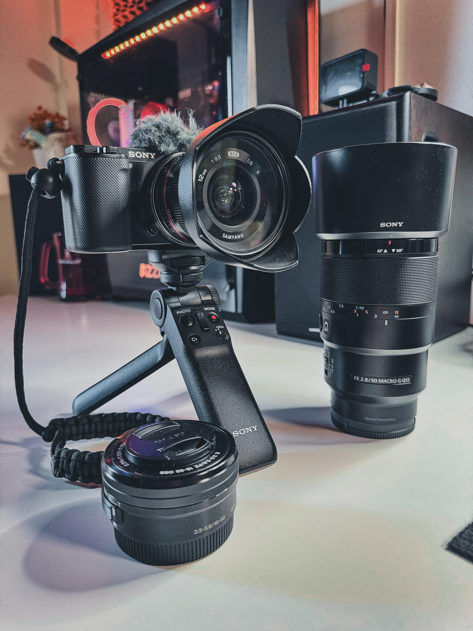 mis equipos - hashkiekush Trabajo con una Sony ZV-E10, acompañada por un lente macro Sony FE 90mm f/2.8 OSS y otros aliados de ruta como trípode, luces LED de alta potencia y mi iPhone 15 Pro Max.